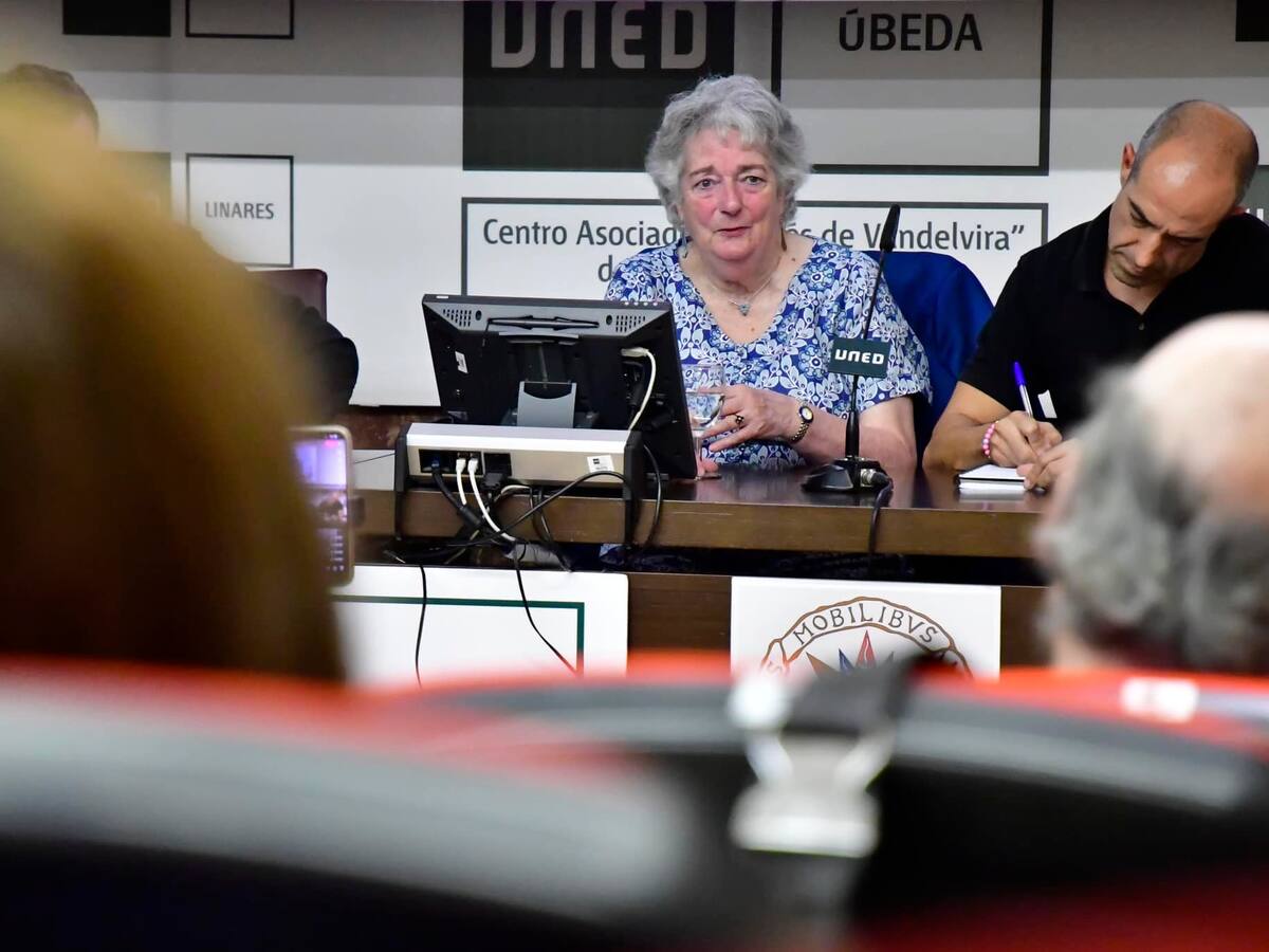 La escritora Lindsay Davies recoge su premio 'Ivanhoe' en Úbeda