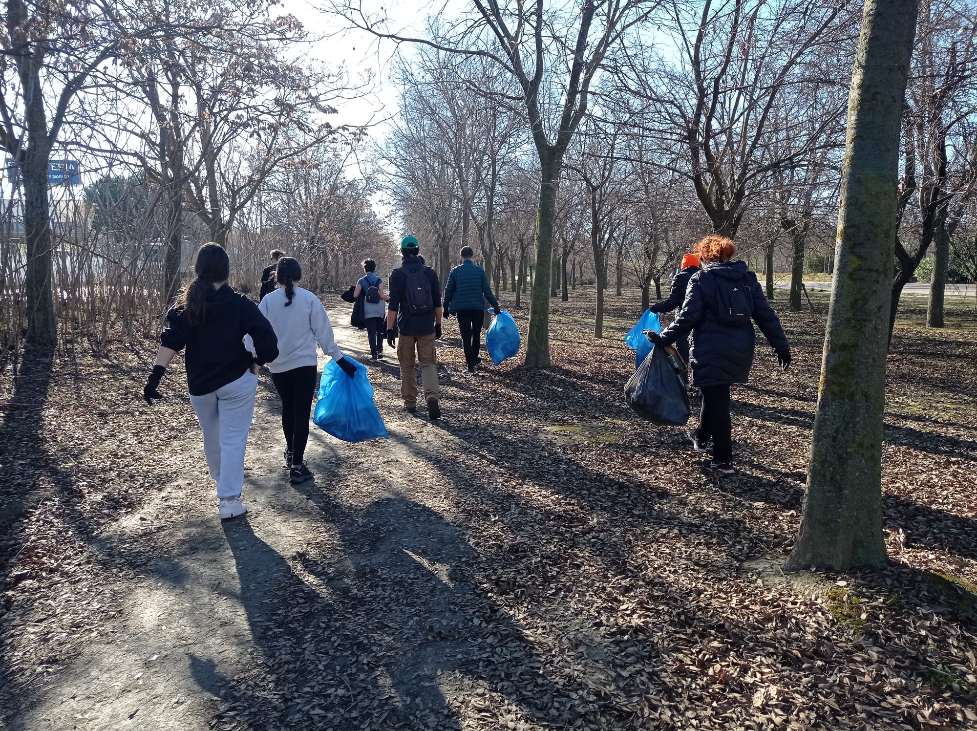 Vecinos de Pinto después de haber recogido &#039;basuraleza&#039; en la zona de Arroyo Culebro.