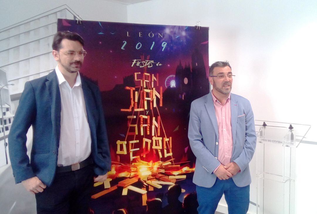Jonathan Notario (i.), autor del cartel de las fiestas, y Pedro Llamas (d.), concejal de Fiestas, durante la presentación de la programación