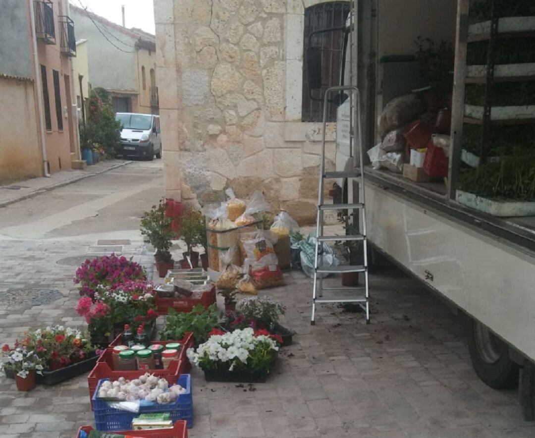 Matías monta cada día su particular supermercado en cada población