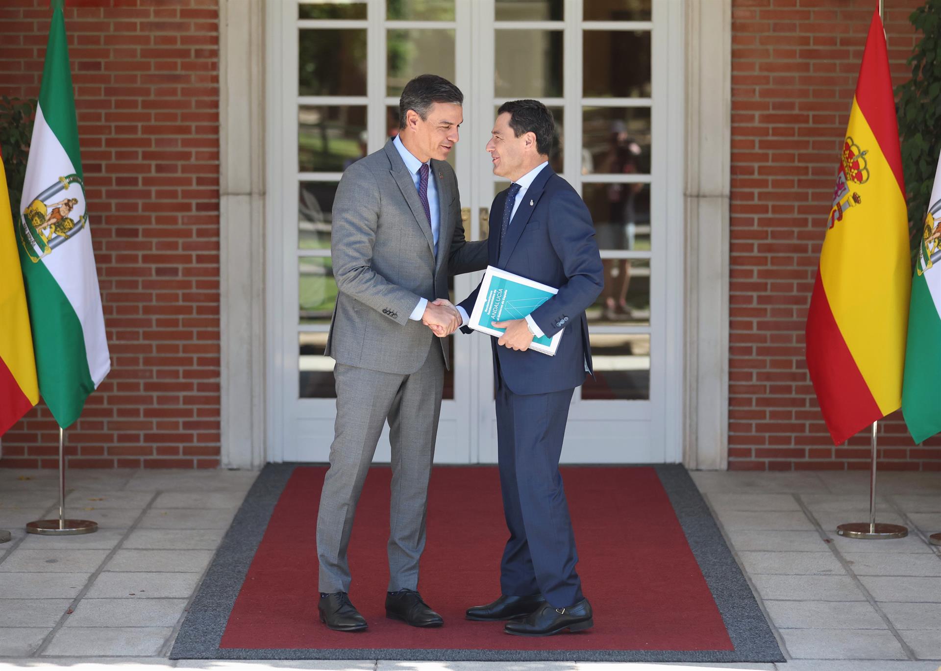 Archivo - El presidente del Gobierno, Pedro Sánchez (i), recibió al presidente de la Junta de Andalucía, Juanma Moreno (d), en el Palacio de La Moncloa, el 28 de julio de 2022 (Fotografía de Archivo) - Eduardo Parra - Europa Press - Archivo