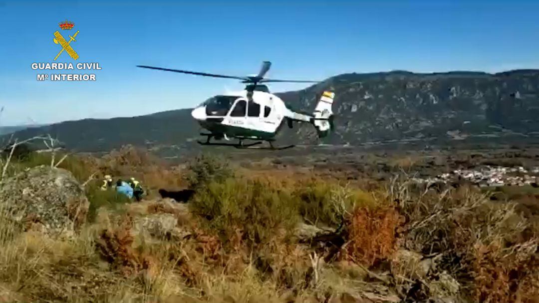 Momento en el que el helicóptero toma tierra para trasladar el cadáver