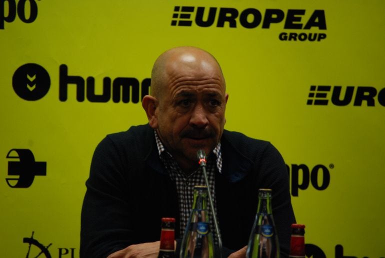 Claudio Barragán durante una rueda de prensa en Carranza.