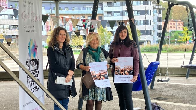 Joana Ochoteco, miembro del concurso, explica las bases del Asun Casasola Lehiaketa