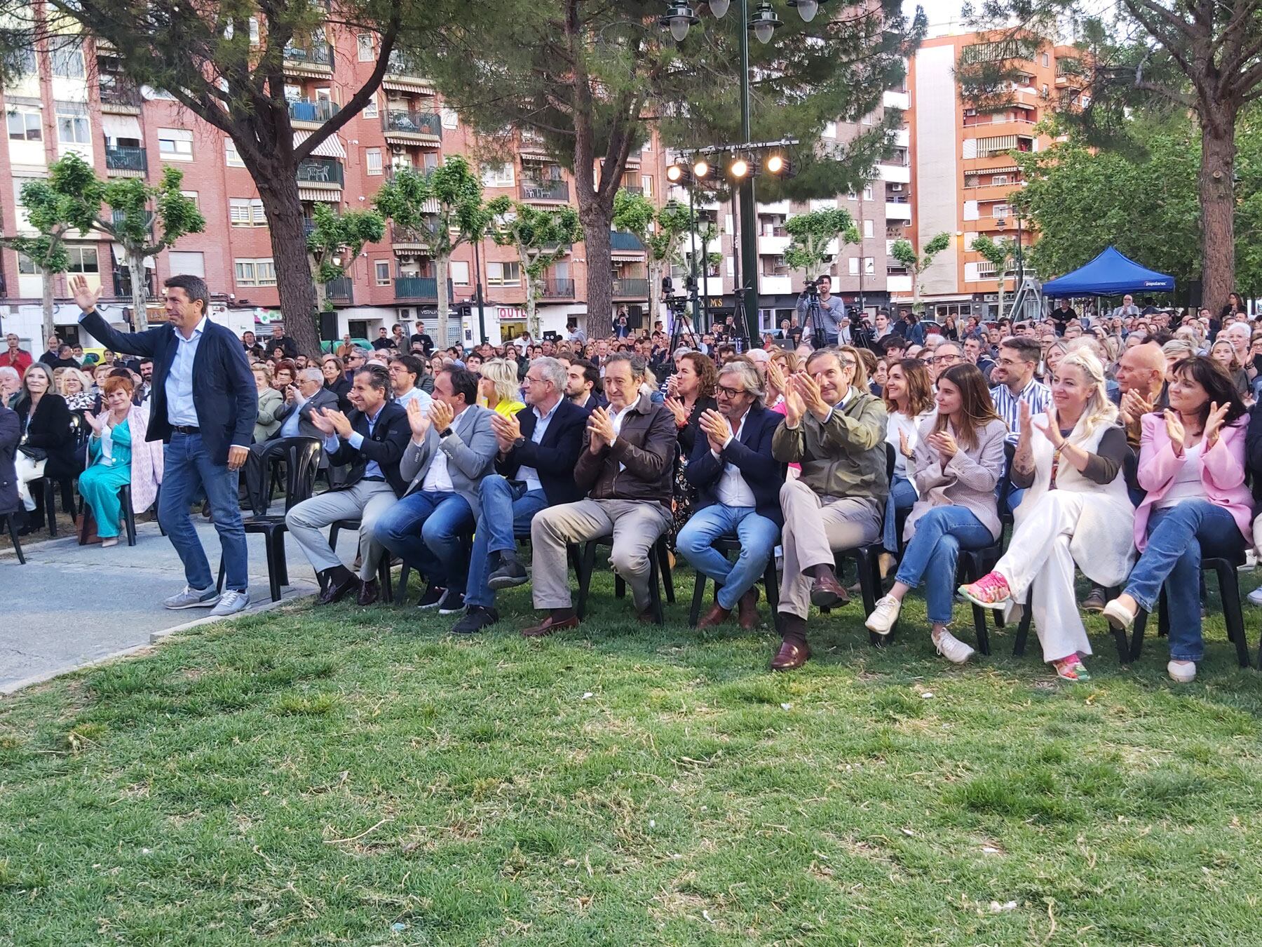 Mazón saluda a los asistentes en una primera fila donde se ha podido ver a los exalcaldes de Alcoy Miguel Peralta y Jordi Sedano