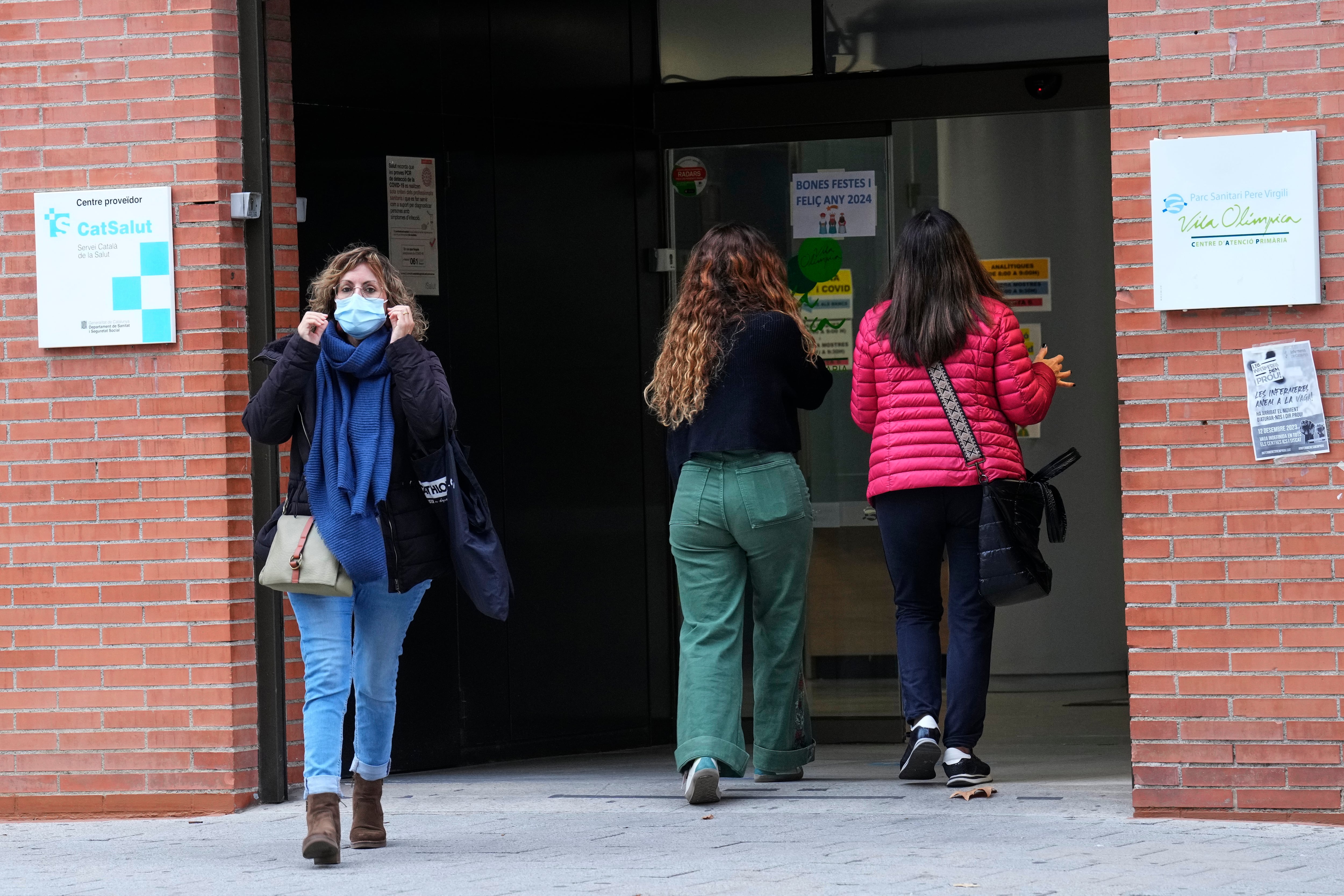 Un mujer sale de un centro de atención primaria en Barcelona.