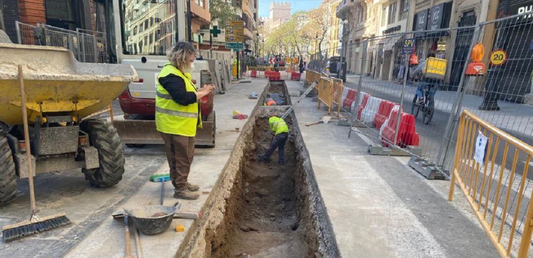 Operarios trabajando en las obras del entorno de La Lonja