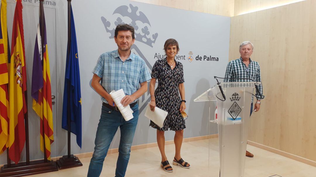 El concejal de Participación Ciudadana y Gobierno Interior, Alberto Jarabo; la Directora General de Calidad y Población, Delia Bento, y el responsable del área de Población del Ajuntament, Tomás Lladó presentan las cifras del padrón de Palma. 