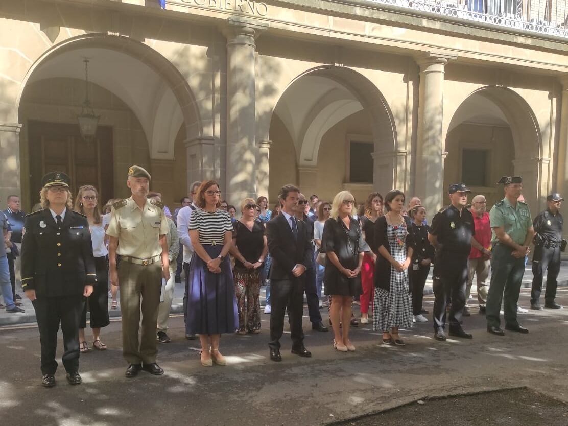 Minuto de silencio tras la muerte feminicida en Escatrón