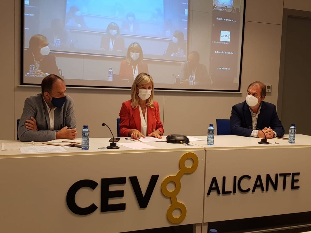 La consellera de Justicia, Gabriela Bravo, en la reunión que ha mantenido con los empresarios de FOPA en la sede de la CEV.