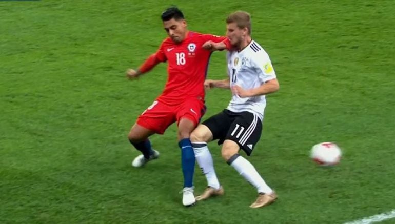 Codazo de Jara al jugador de Alemania 