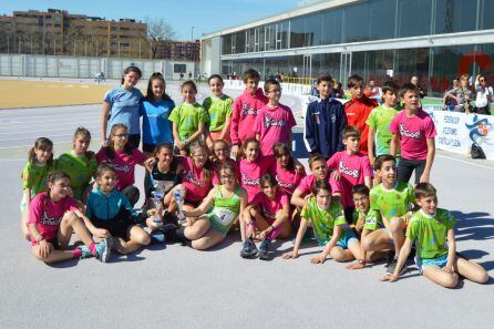 Los chicos y chicas en el Regional donde finalizaron segundos.