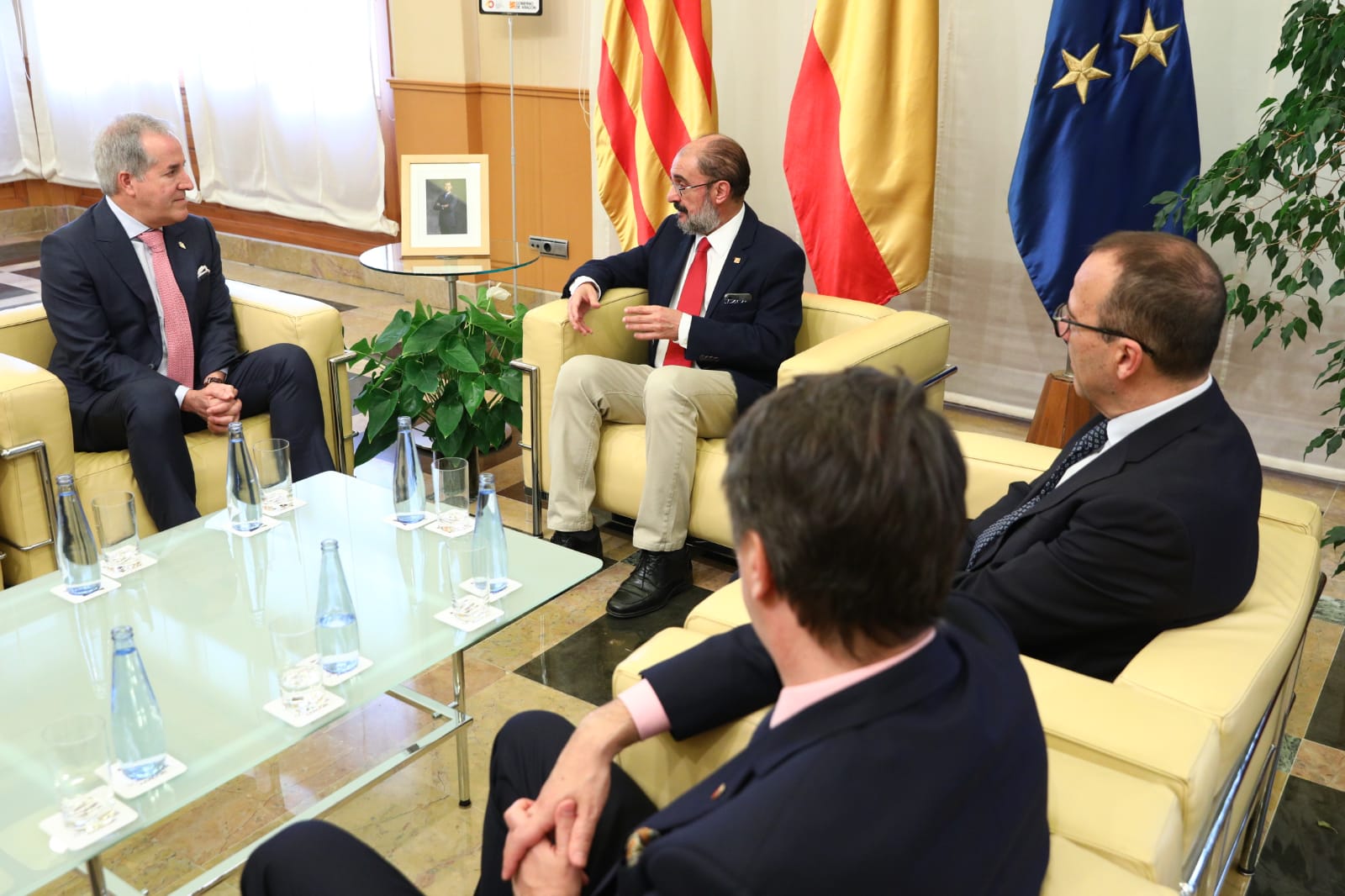 Jorge Mas, a la izquierda, reunido con Javier Lambán en el departamento de presidencia del Gobierno de Aragón