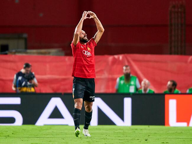 MALLORCA, SPAIN - SEPTEMBER 26: Vedat Muriqi of RCD Mallorca celebrates after scoring his team first goal during the LaLiga EA Sports match between RCD Mallorca and FC Barcelona at Estadi de Son Moix on September 26, 2023 in Mallorca, Spain. (Photo by Cristian Trujillo/Quality Sport Images/Getty Images)