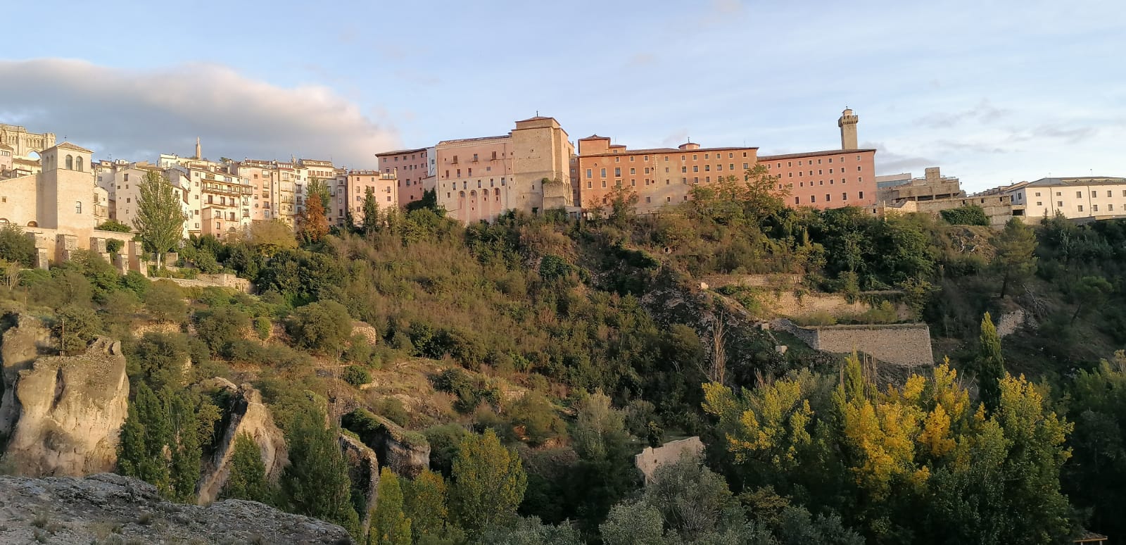 Vistas de la vertiente del Júcar de la ciudad antigua de Cuenca.