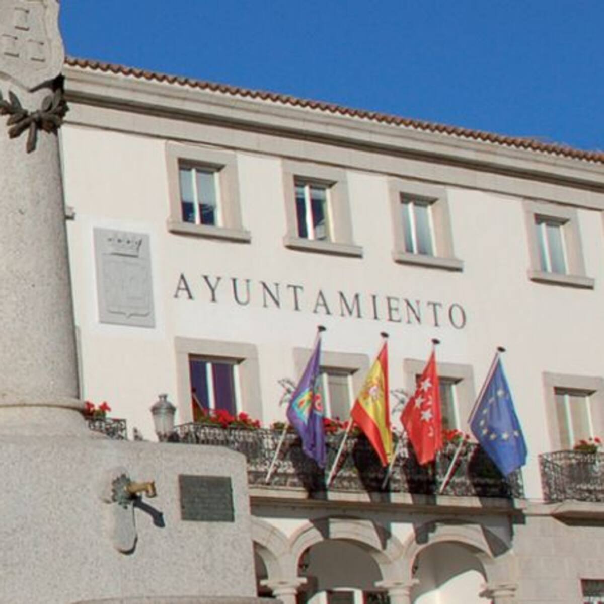 Concentración contra la cesión de suelo público para un centro educativo concertado en Colmenar Viejo