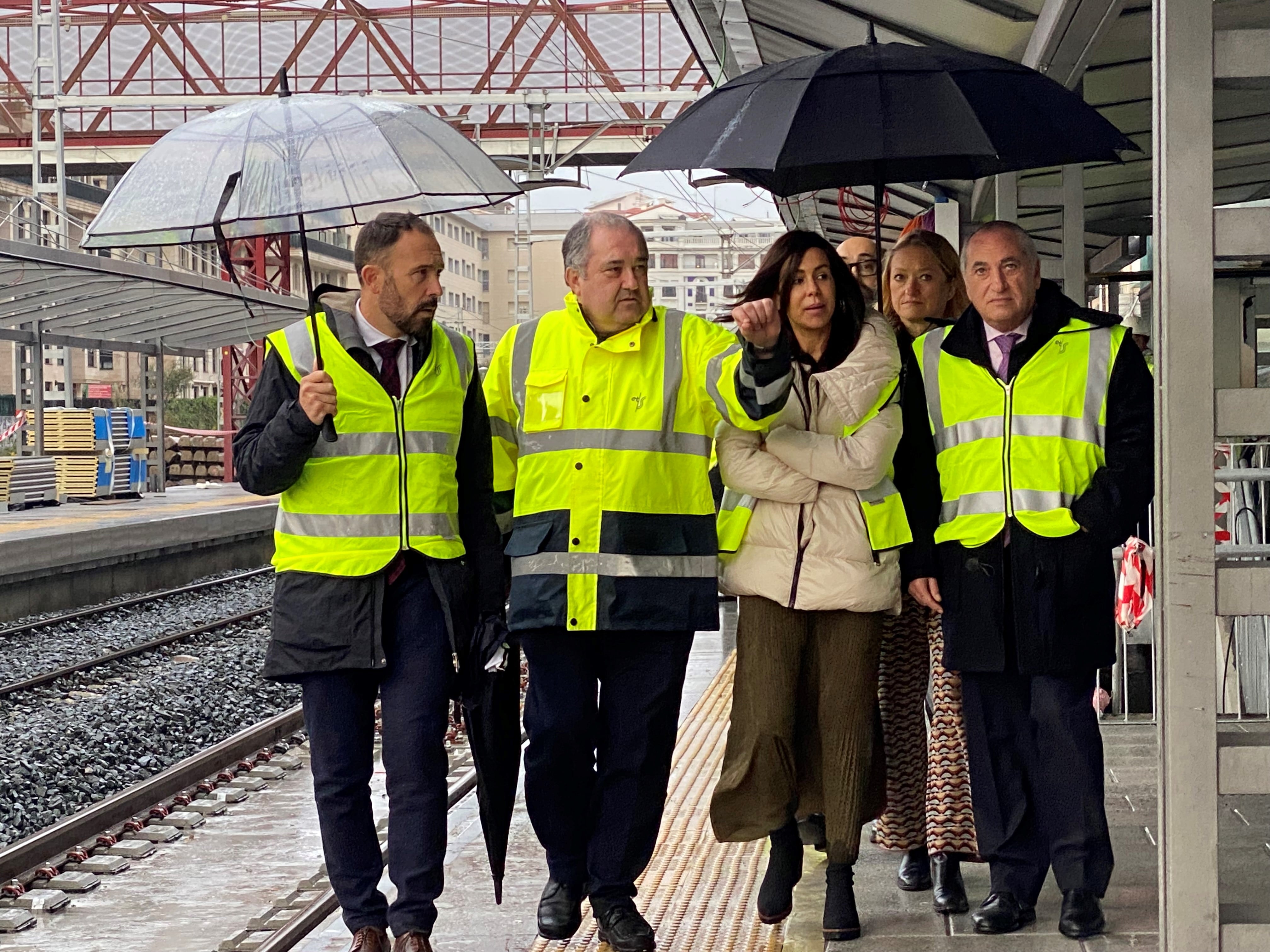 Iñaki Arriola, consejero de Planificación Territorial, Vivienda y transportes del Gobierno Vasco, junto a la Secretaria de Estado de Transportes, Movilidad y Agenda Urbana, Isabel pardo de Vera, el Delegado de Gobierno, Denis Itxaso y el viceconsejero de Infraestructura y Transportes, Pedro marco / Foto: irekia.euskadi.eus