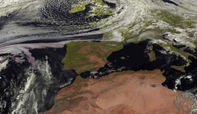 GRA065. MADRID, 21/10/2014.- Imagen tomada por el satélite Meteosat para la Agencia Estatal de Meteorología que prevé para mañana, miércoles, viento fuerte con intervalos de muy fuerte en zonas de montaña y litorales del nordeste peninsular, Mallorca y Menorca, y descenso del calor. Las temperaturas diurnas en descenso moderado a notable en el norte y noreste peninsulares y baleares. En gran parte del extremo norte peninsular, nuboso al principio, con posibilidad de lluvias débiles y dispersas en el Cantábrico y Pirineos, tendiendo a poco nuboso. En puntos del litoral central catalán y oeste de Baleares posibles precipitaciones débiles ocasionales. Predominio de poco nuboso o con nubes altas en el resto del país, y algunos intervalos nubosos en el resto de Baleares y con nubes bajas matinales en el Estrecho y Alborán. Las temperaturas diurnas en moderado descenso en Baleares y norte y nordeste peninsulares, localmente notable en el cuadrante nordeste, y sin cambios o en ligero ascenso en el extremo sur. Las nocturnas en ligero a moderado descenso en el norte y este peninsulares. En Canarias moderado ascenso en las islas occidentales y Gran Canaria, más acusado en medianías. EFE/