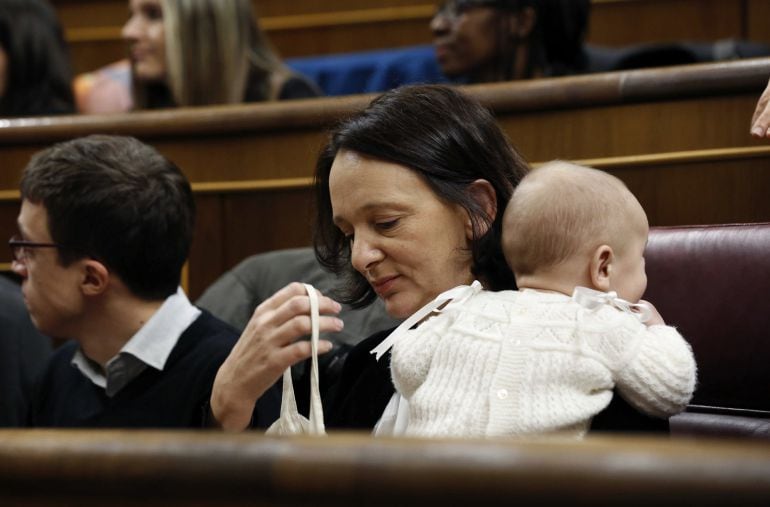 La diputada de Podemos Carolina Bescansa, con su bebé, en su escaño del Congreso