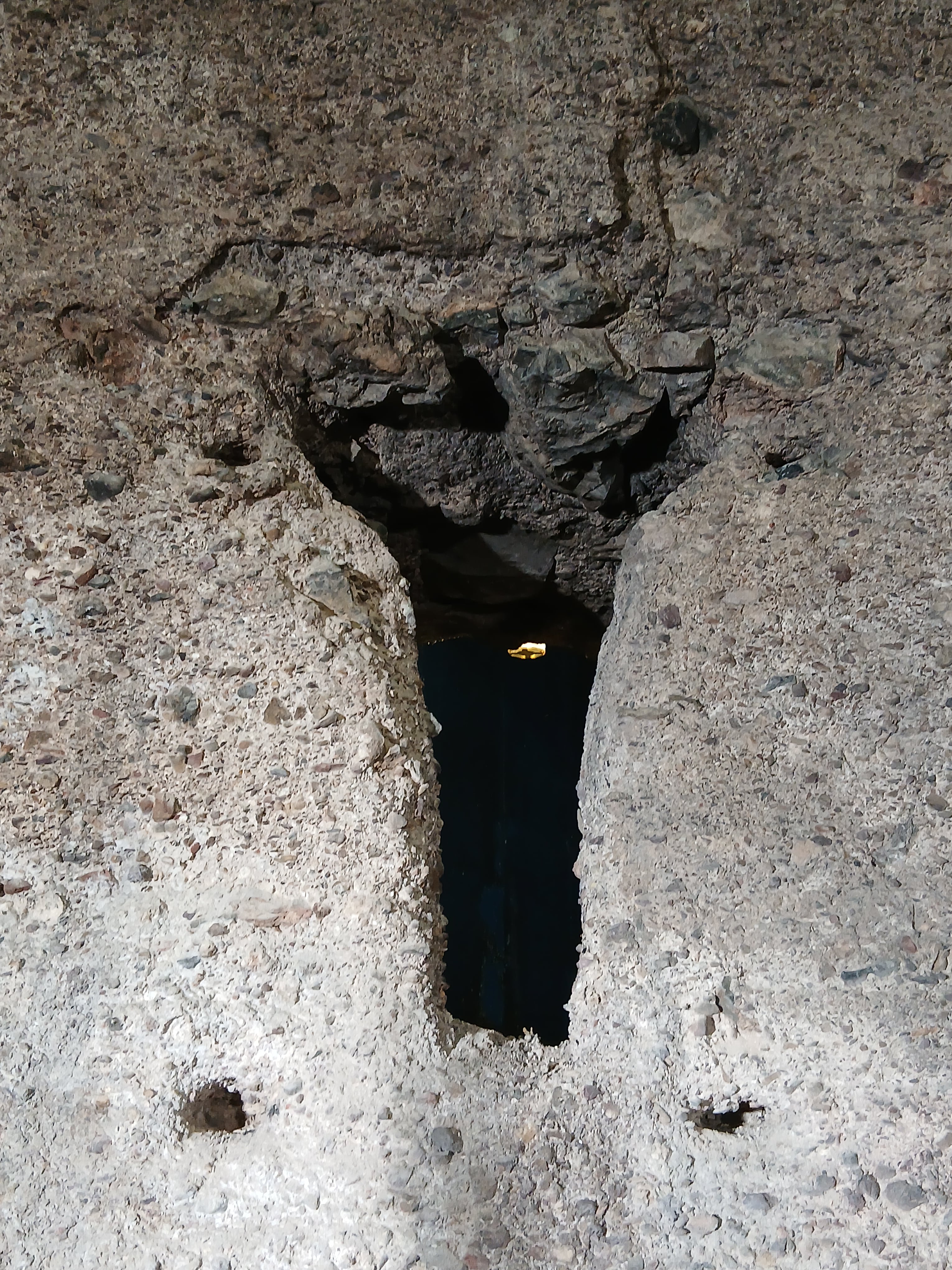 Detalle de una saetera. Muralla Medieval de Murcia