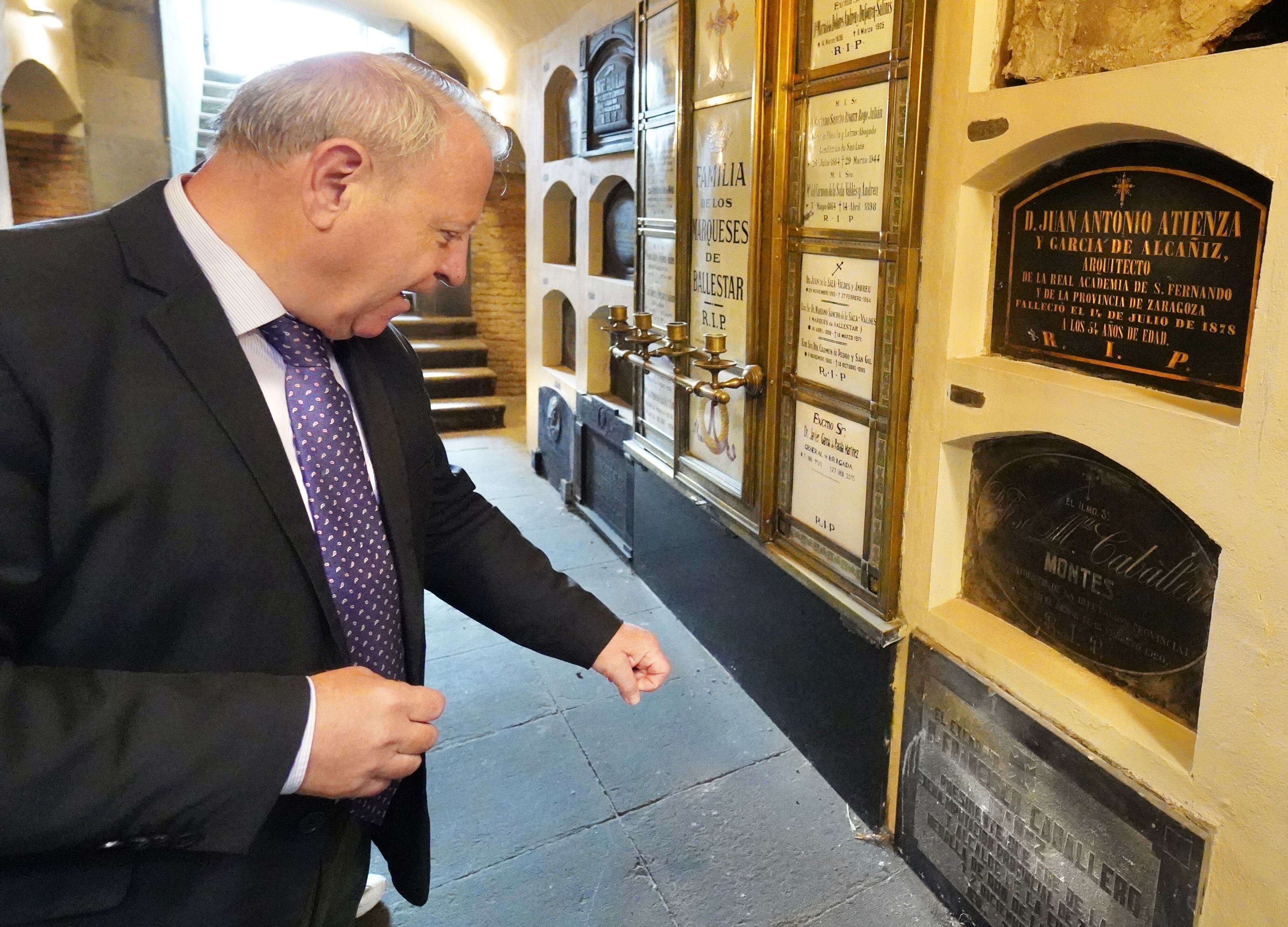 José Luis Angoy, jefe de protocolo de la Diputación de Zaragoza en el Panteón de la Beneficencia de La Cartuja.