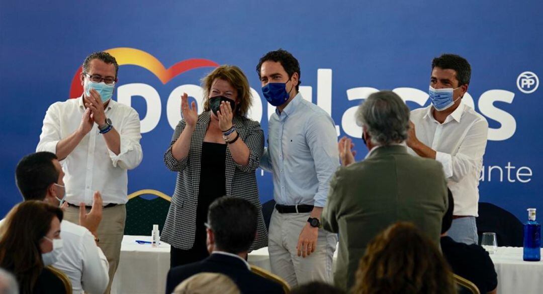 Toni Pérez (i), el nuevo presidente del PP de Alicante, con Ana Serna, Teodoro García Egea y Carlos Mazón, en su proclamación este jueves.