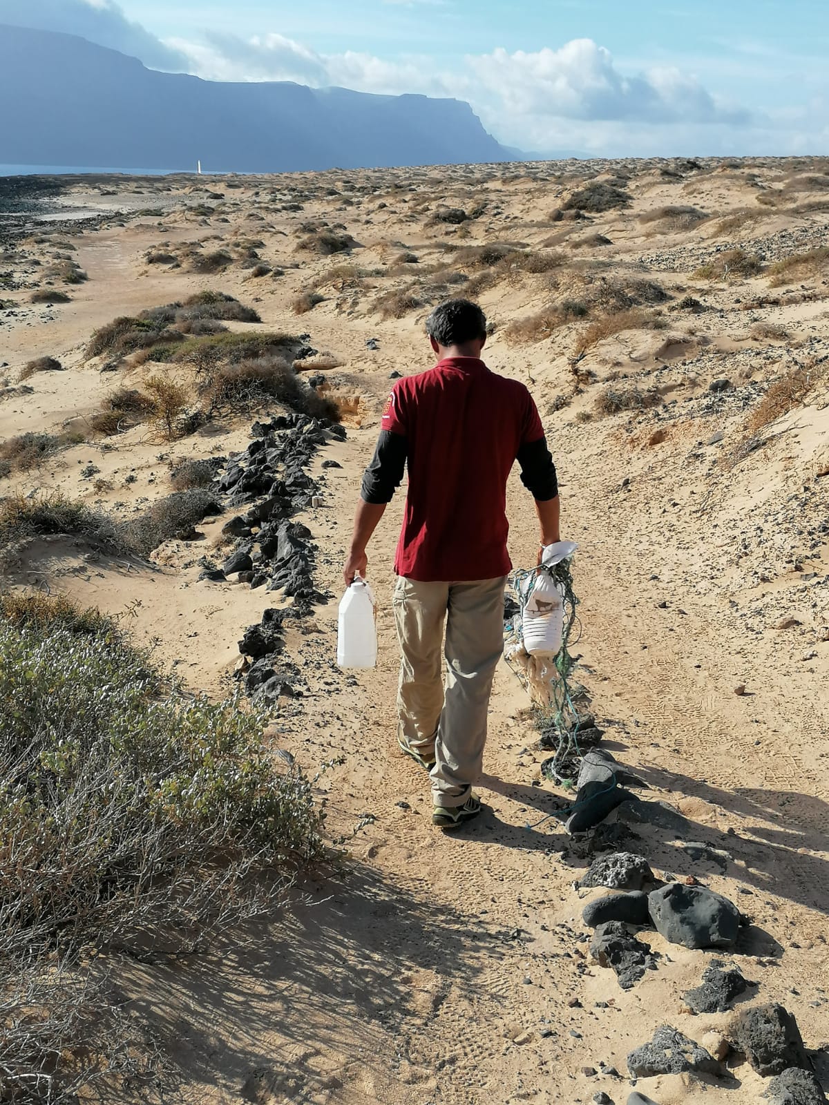 Uno de los vigilantes de Medio Ambiente del Cabildo de Lanzarote, en la isla de La Graciosa.