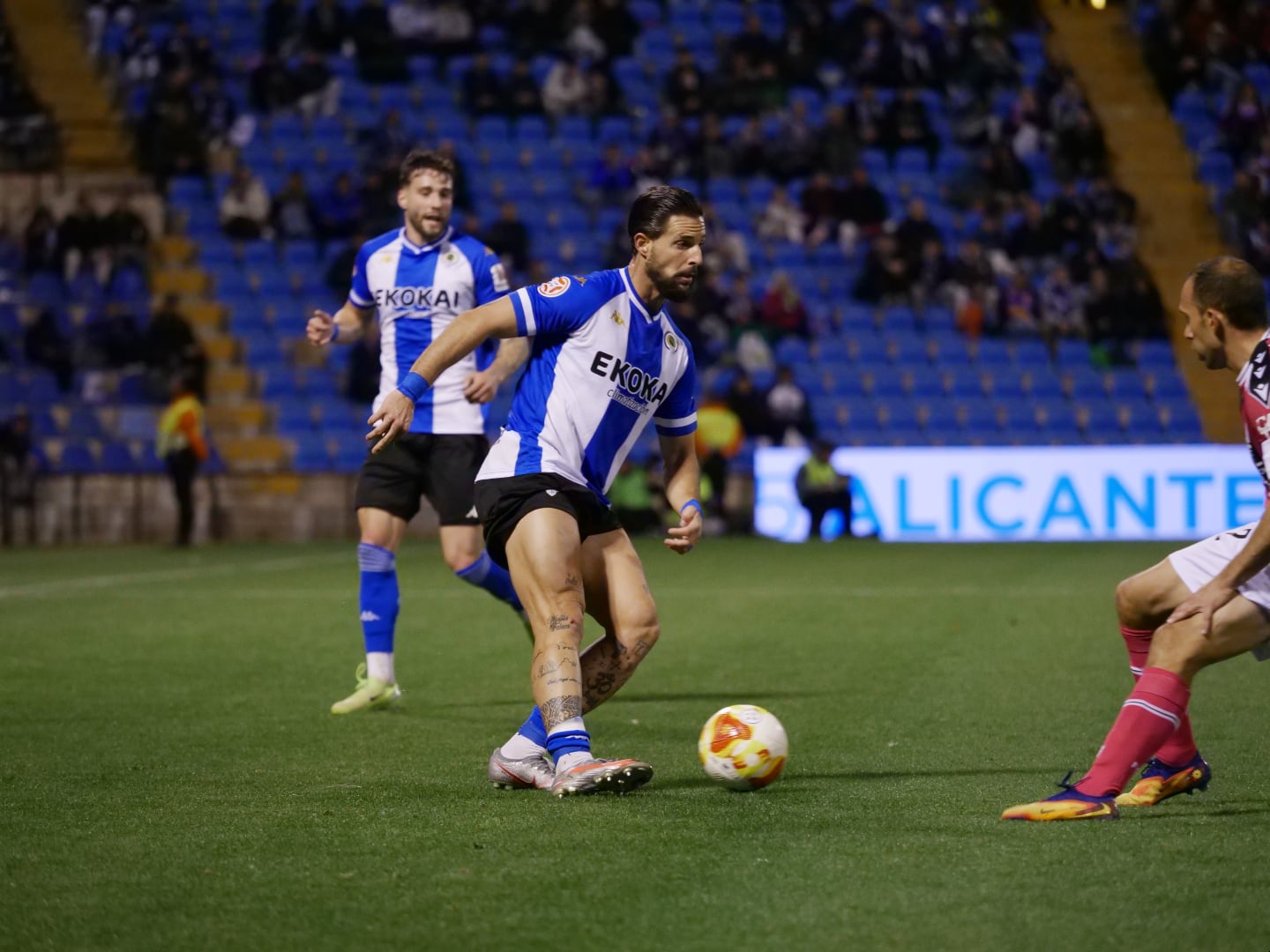 Fran Sol controla el balón, en el partido disputado en el Rico Pérez frente al Cartagena