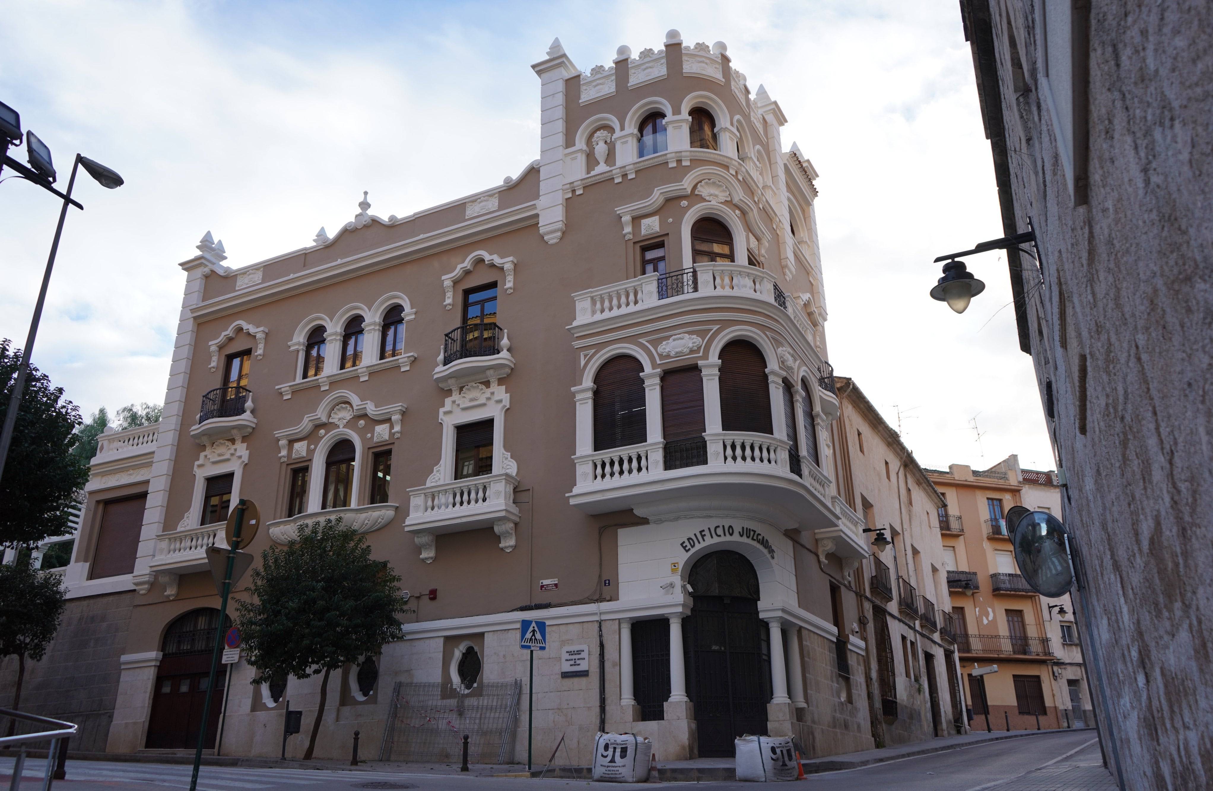 Fachada modernista del juzgado nº1 de Ontinyent, datada en 1924, tras recuperar su estética original una vez finalizados los trabajos de restauración y retirada de los andamios.