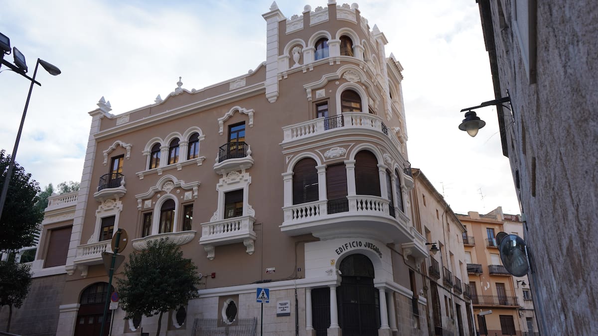 El juzgado nº1 de Ontinyent luce de nuevo su rostro modernista cien años después