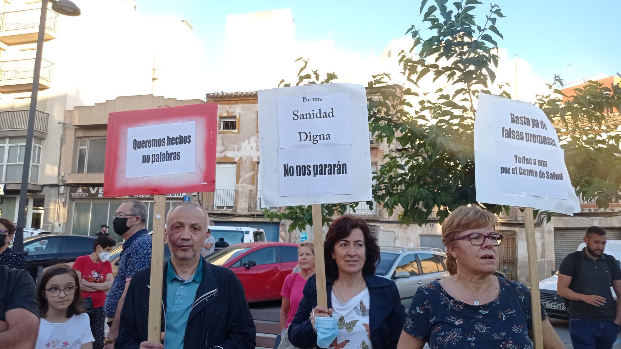 Vecinos de Lorca se concentran en la parcela dónde tiene previsto situarse el centro de salud de San Cristóbal