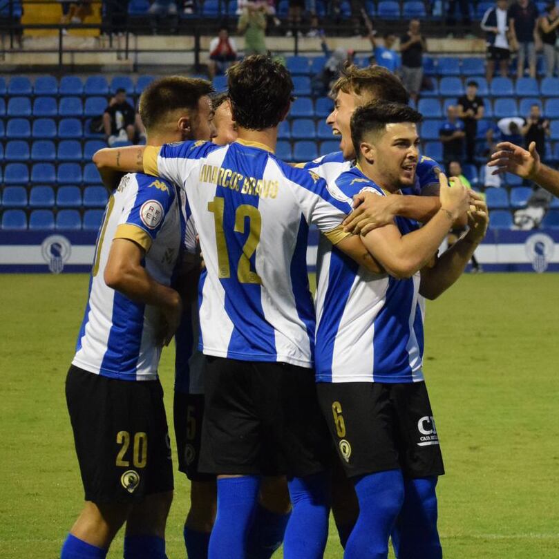 Los jugadores del Hércules celebran el gol de Alvarito frente al Espanyol B