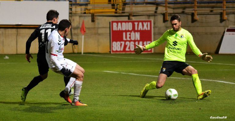 Gallar marcó entre las piernas de Lechuga el segundo gol