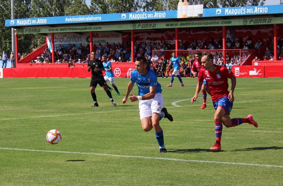 Zabaleta del CD Calahorra persigue a Duba, del UD Logroñés. 