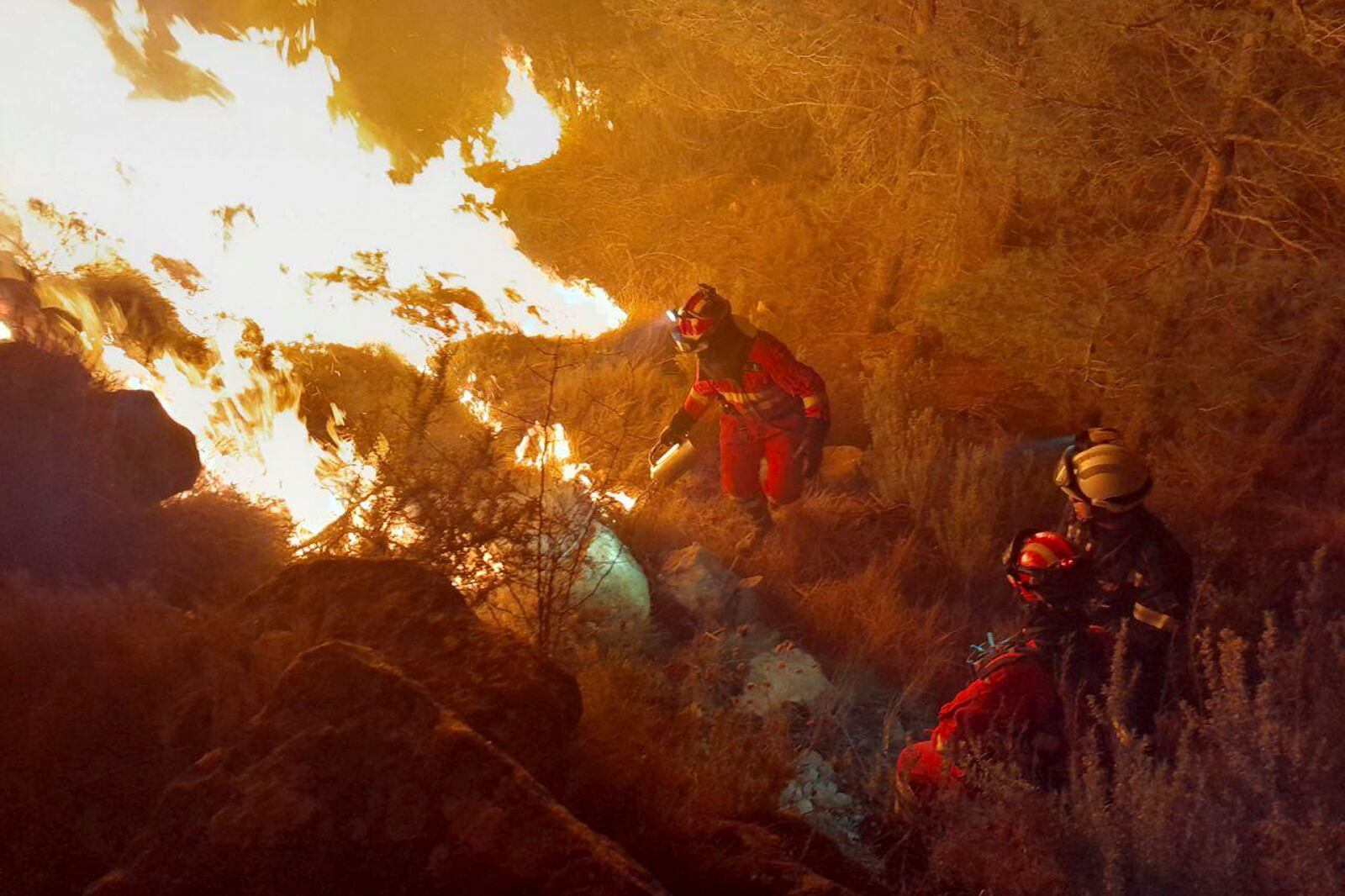 Imágenes de los trabajos realizados esta noche en el incendio forestal de Villanueva de Viver, donde las unidades de la UME realizaron ataque directo en la cabeza del incendio, emplearon fuego técnico y volaron drones para, con ayuda de la cámara térmica, proporcionar información a la dirección de extinción.