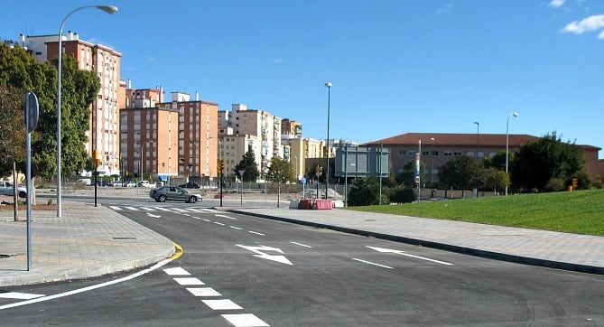 Imagen de la calle Prosper Merimée de Málaga, junto a la Avenida Valle-Inclán, reabierta al tráfico tras las obras del metro