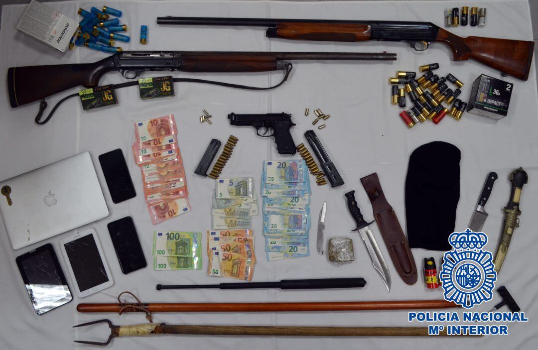 Armas y objetos incautados en Rota por la Policía Nacional