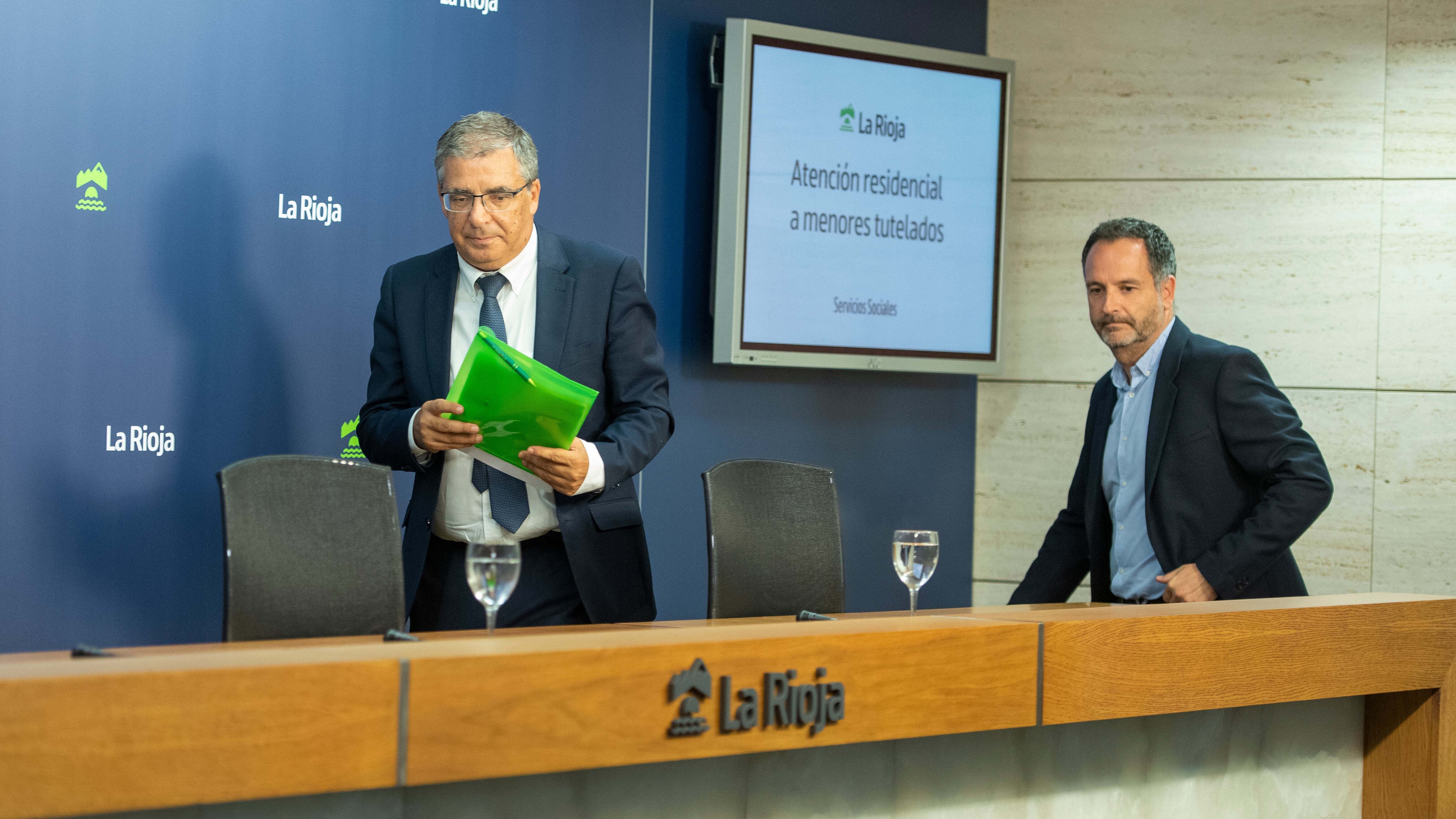 El consejero y el director general de Servicios Sociales, Pablo Rubio y Pablo González, han anunciado el cierre de la residencia Iregua y el nuevo modelo de atención a los menores tutelados.