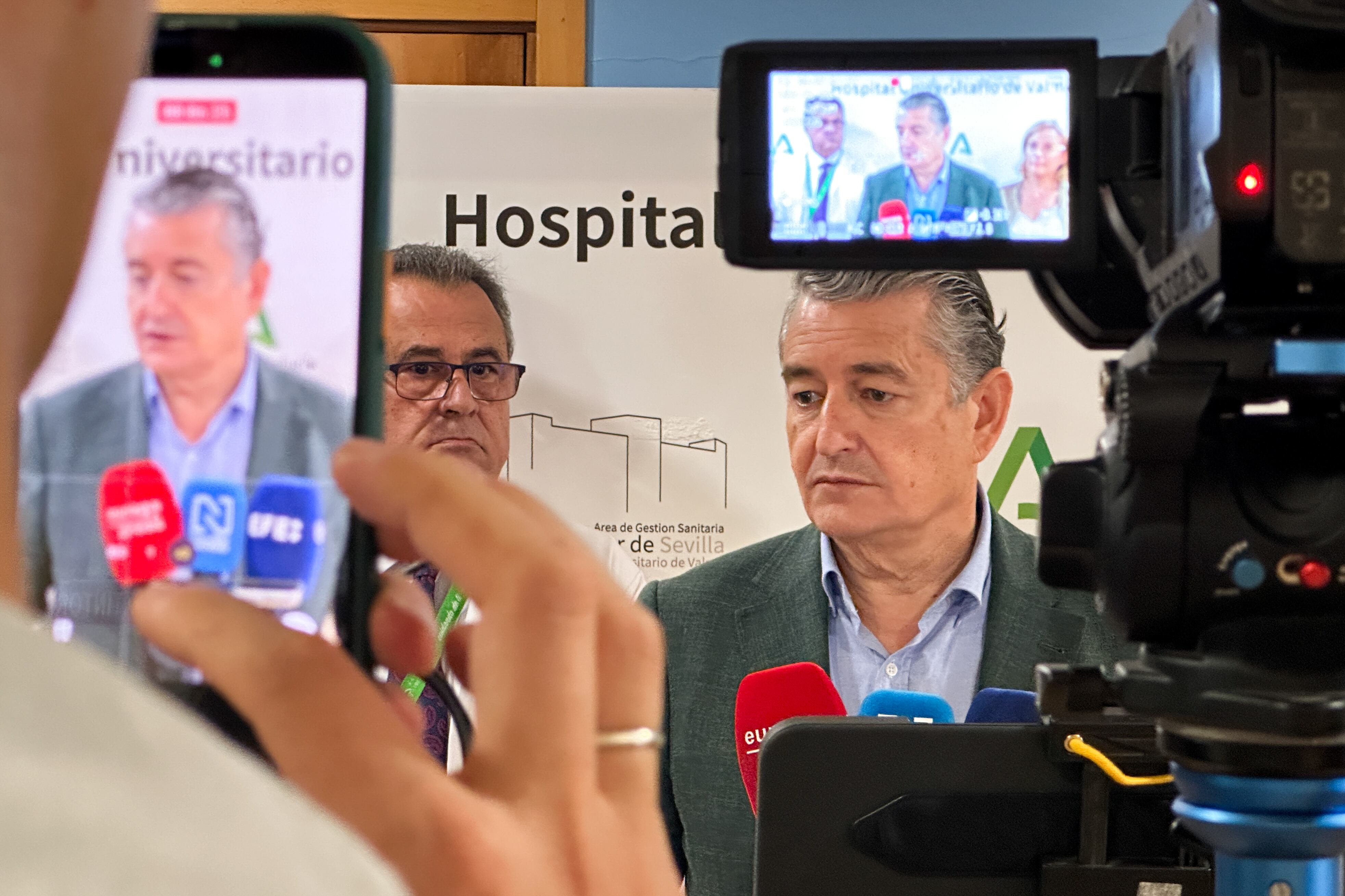 Sevilla, 18 oct (EFE).- El nuevo consejero de Sanidad, Presidencia y Emergencias, Antonio Sanz, ha visitado este sábado el nuevo laboratorio y ha apuntado que se trata de la culminación de un proyecto, desarrollado durante los dos últimos años, que ha incluido tanto la reordenación del espacio como la dotación de tecnología más avanzada con importantes ventajas asistenciales. EFE/ David Arjona
