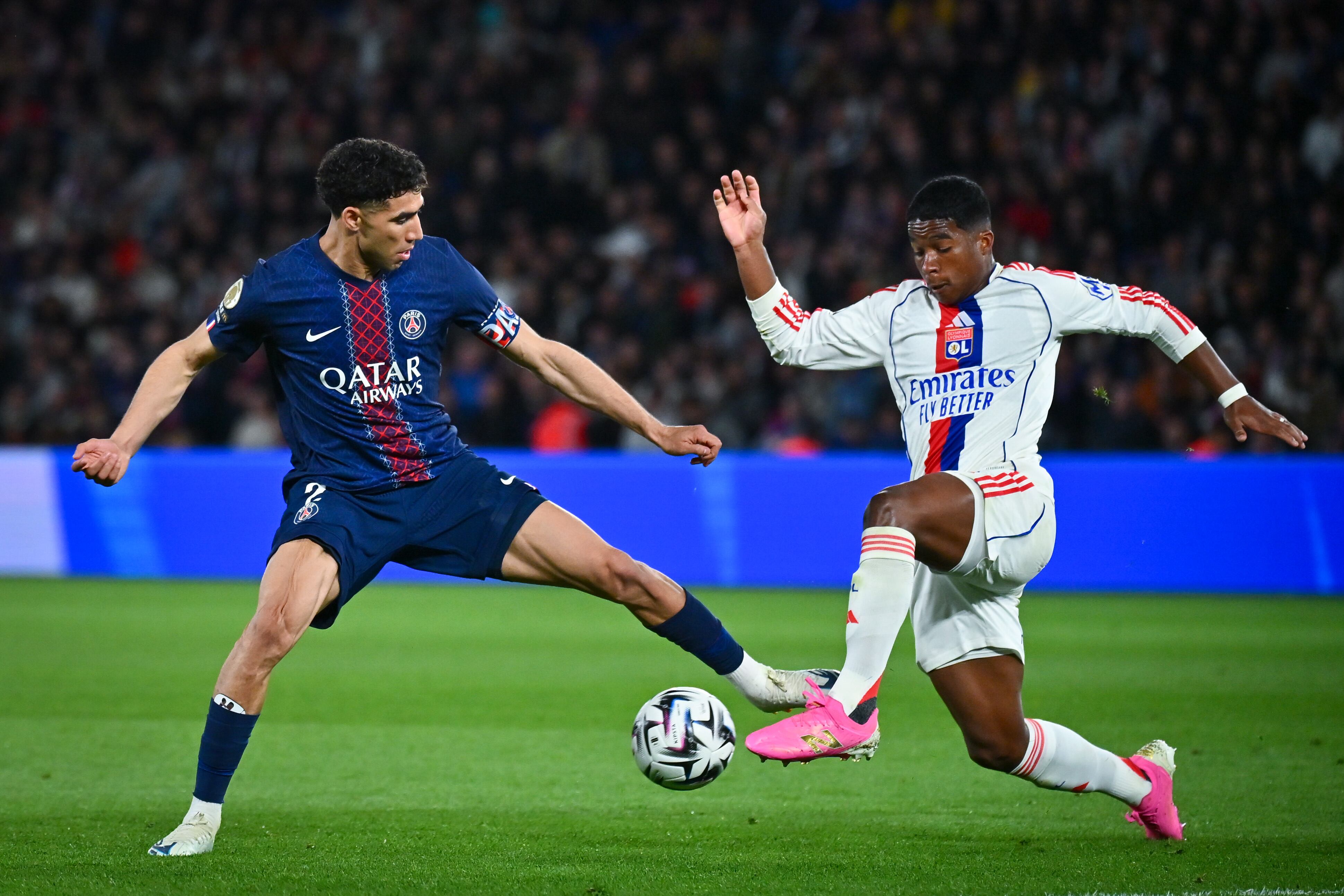 Achraf Hakimi y Endrick durante el partido entre el PSG y el Lyon