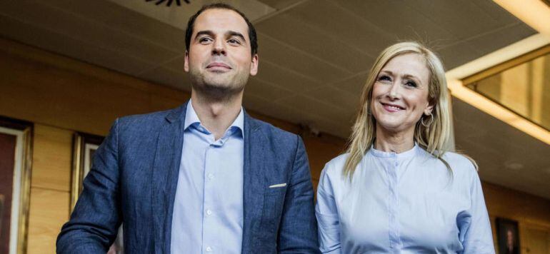 Ignacio Aguado (C&#039;s) y Cristina Cifuentes (PP) tras alcanzar el acuerdo que permitió al Partido Popular hacerse con la Comunidad de Madrid