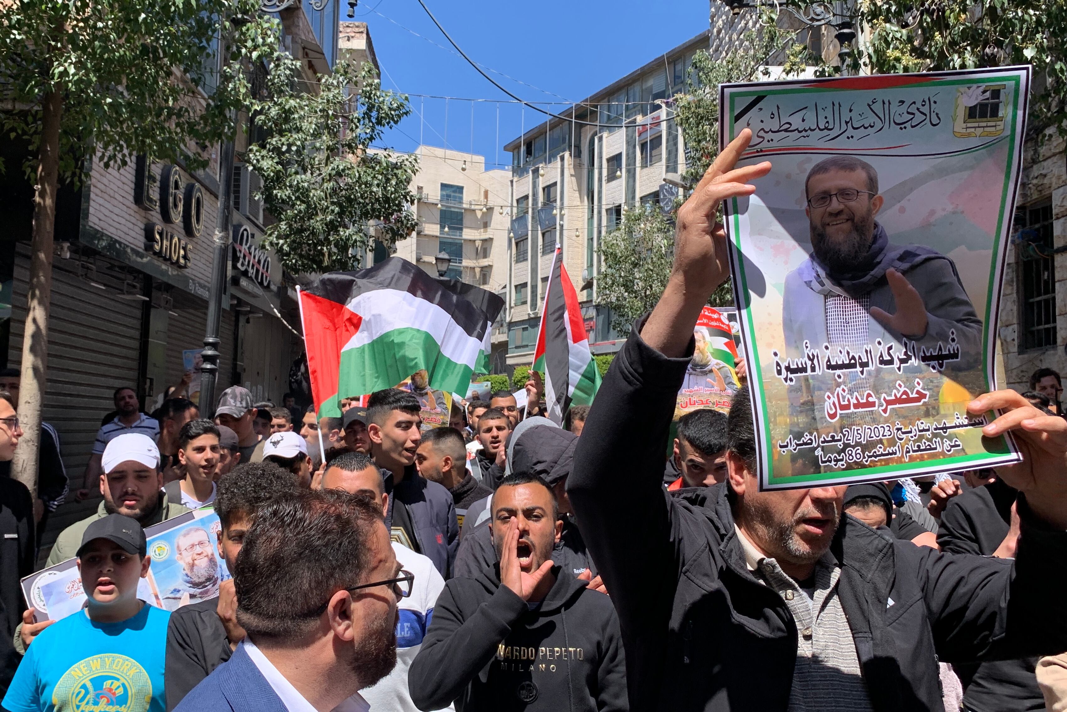 Unos 500 palestinos protestan en las calles de Ramala por la muerte de Jader Adnan, quien murió durante su detención en una cárcel de Israel tras realizar una huelga de hambre durante 86 días