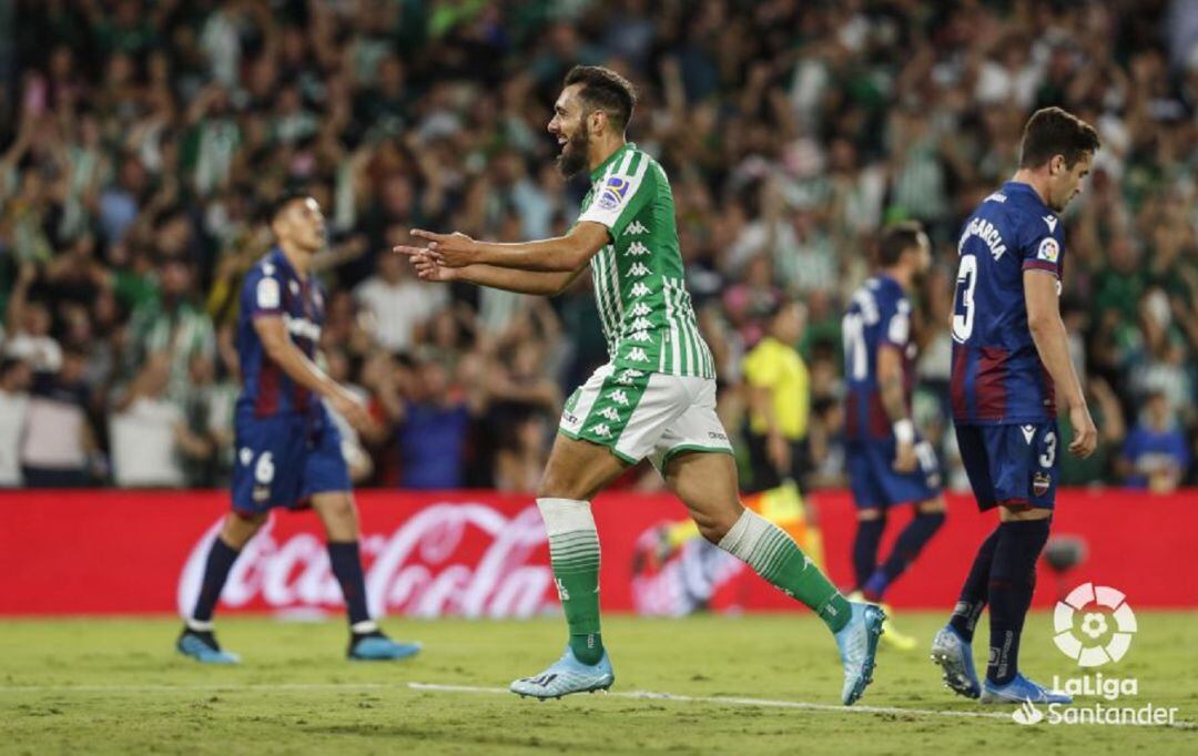 Borja Iglesias celebra un gol ante el Levante