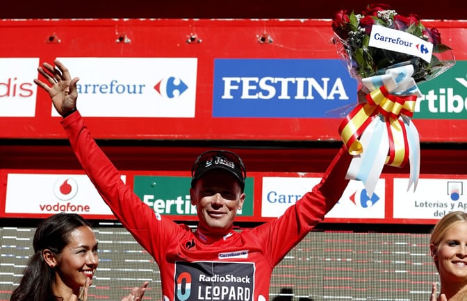 Horner, vestido de rojo en el podio