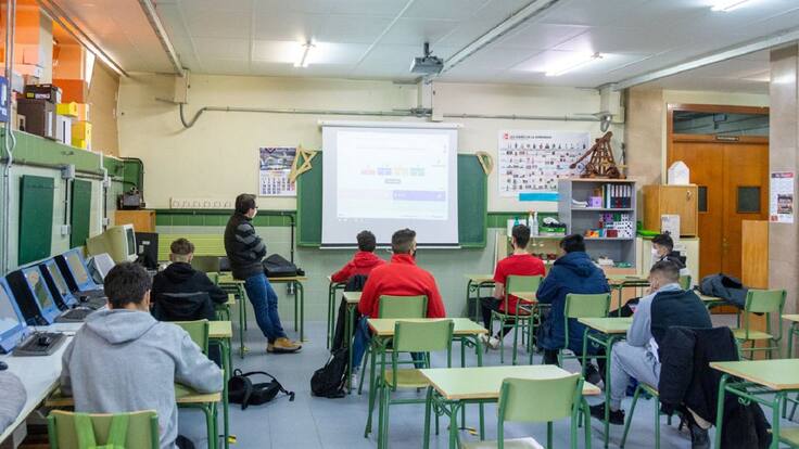 El director del Institutuo Conde Lucanor, Manuel Salvador, hace balance en la SER del año lectivo que llega a su fín y las nuevas experiencias formativas en Formación Profesional del centro, pioneras en la Comunidad