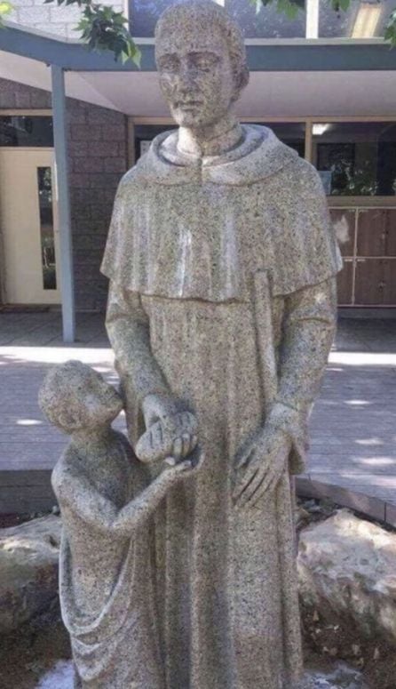 La polémica estatua del colegio católico.