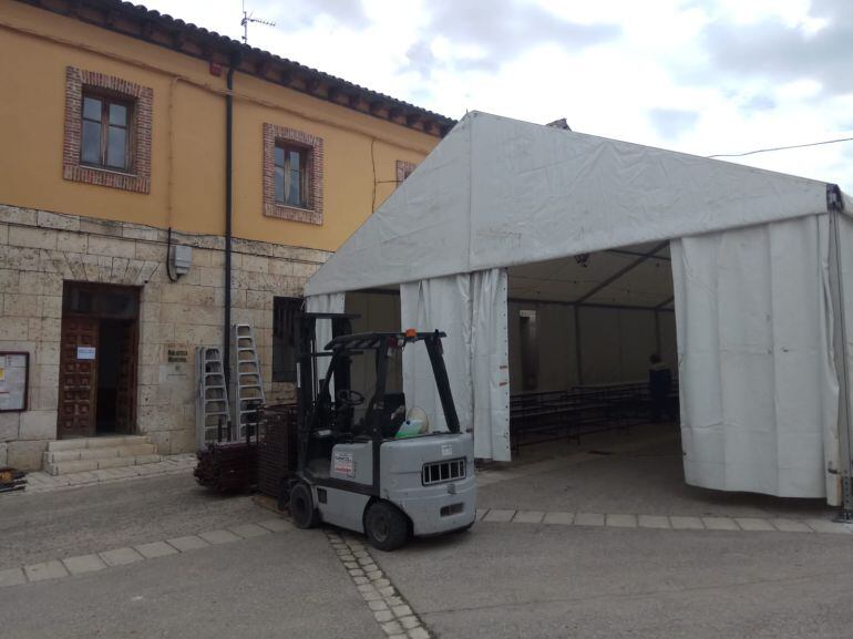 La organización ha instalado una carpa junto al centro cultural La Peña para este encuentro 