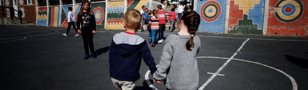 Niños en el patio de un colegio