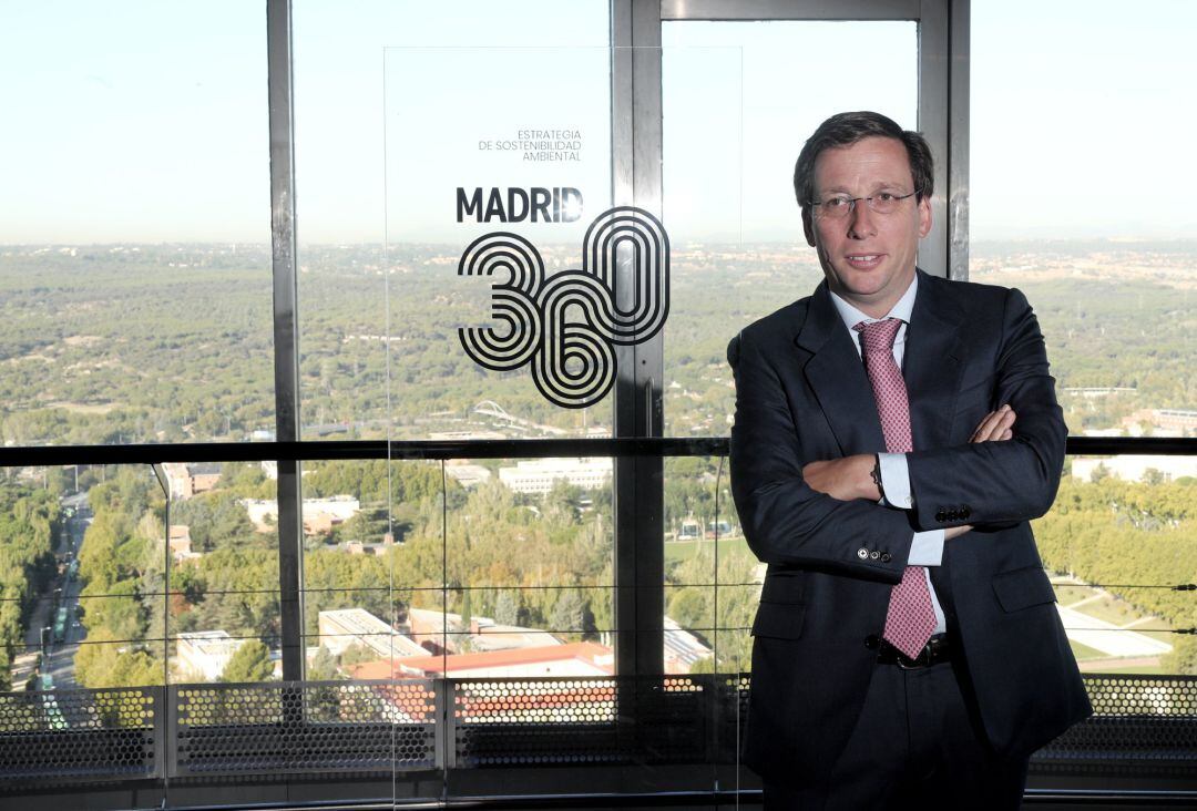 El alcalde de Madrid, José Luis Martínez- Almeida, posa junto al logo del proyecto &#039;Madrid 360&#039;, en el evento de presentación de la estrategia.