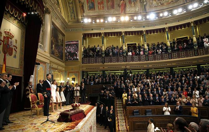 Asistentes al acto de proclamación de Felipe VI